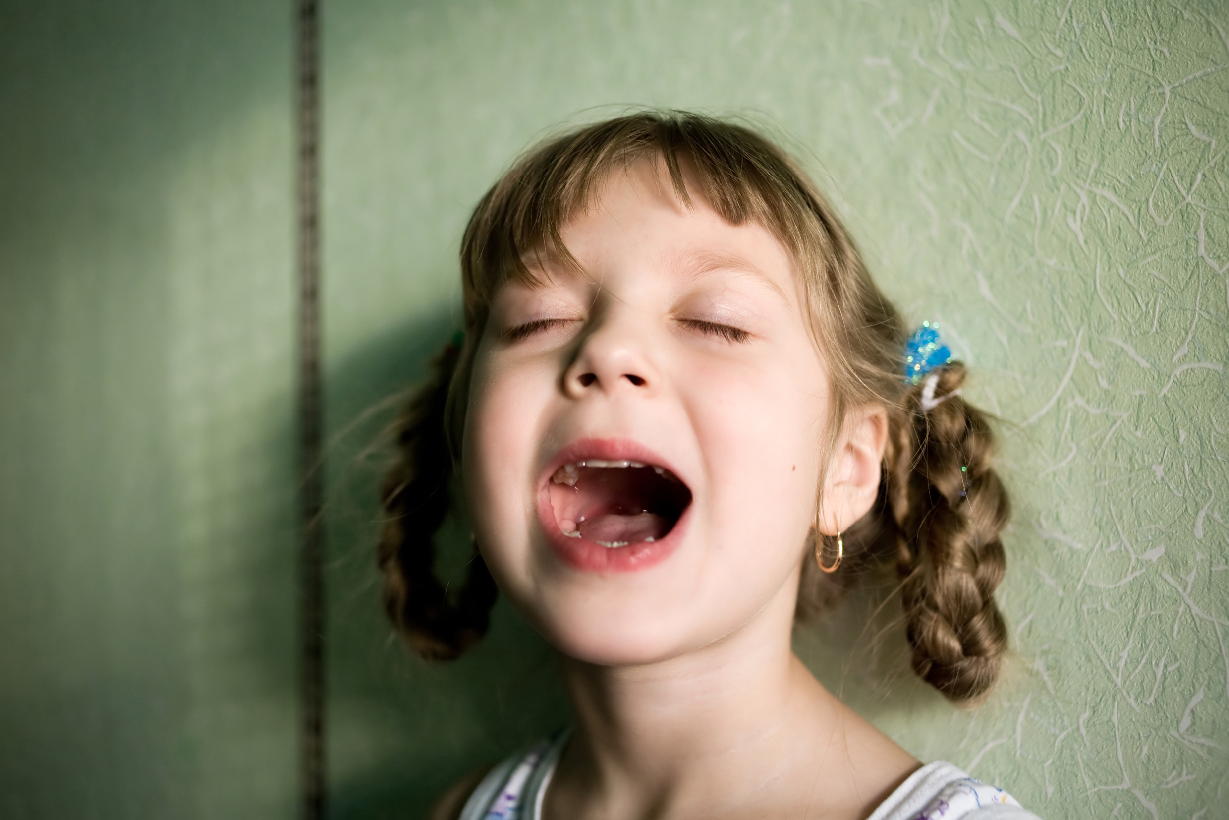 Little throat. Девочка открыла рот. Девочка с открытым ртом. Девочкк с открытым ртом. Открытый рот девочек.